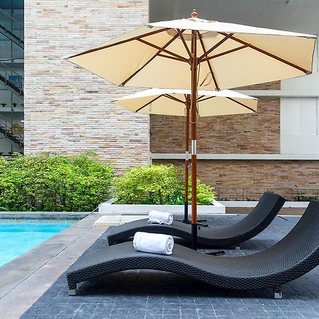 The Capital Resort @ Sukhumvit 50 Bangkok Eksteriør billede Sunloungers by a pool