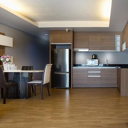 The Capital Resort @ Sukhumvit 50 Bangkok Eksteriør billede A modern kitchen