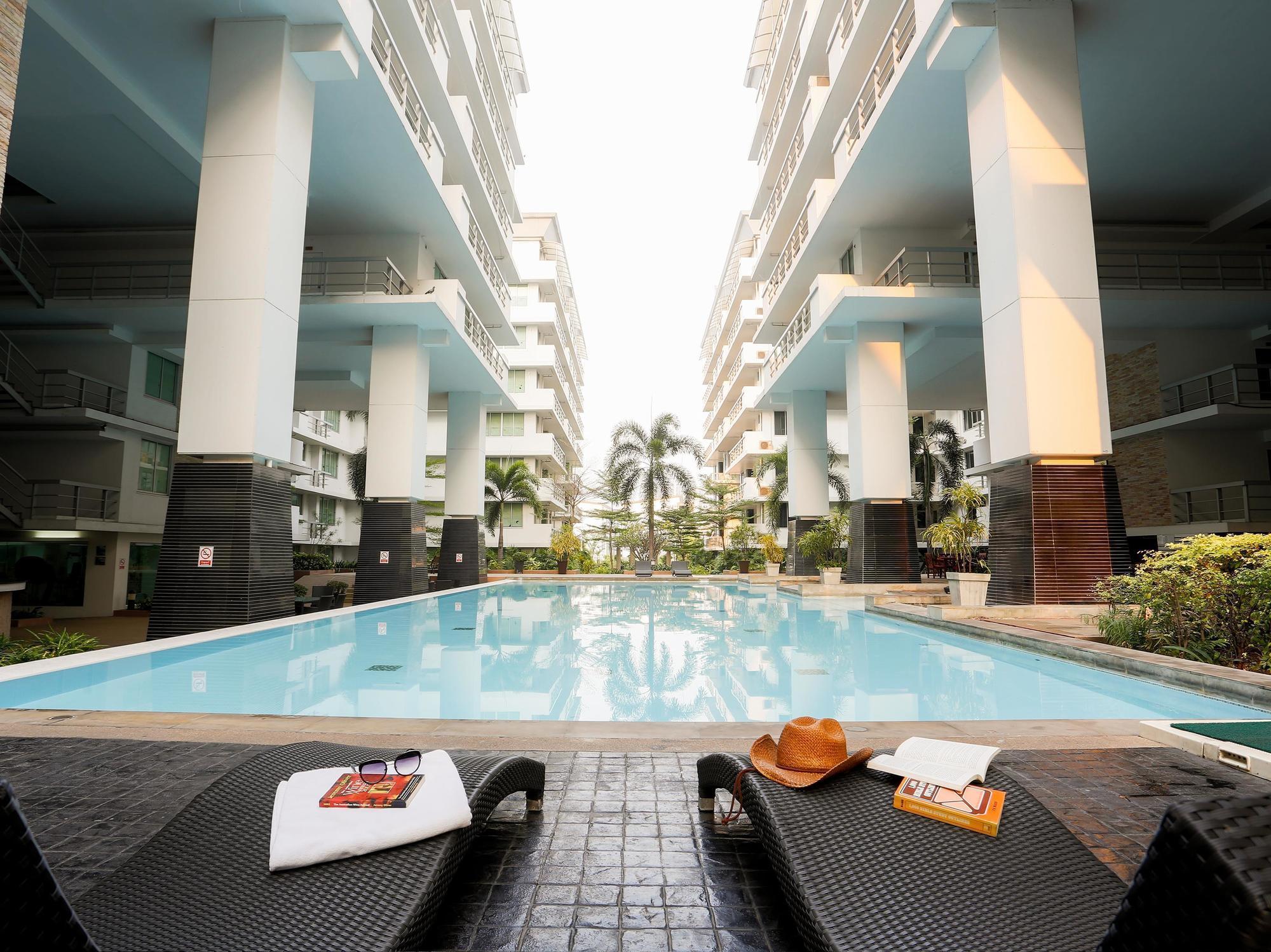 The Capital Resort @ Sukhumvit 50 Bangkok Eksteriør billede The swimming pool at the complex