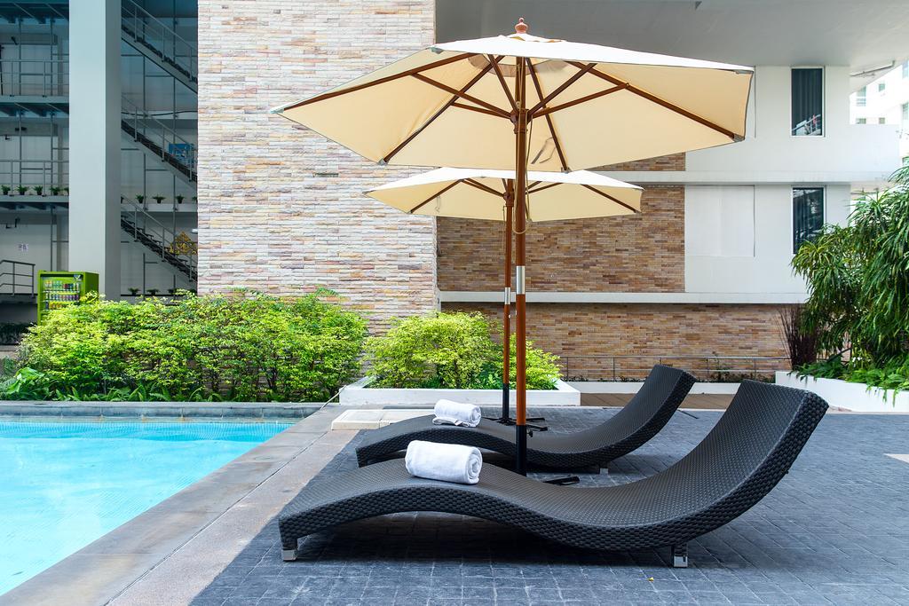 The Capital Resort @ Sukhumvit 50 Bangkok Eksteriør billede Sunloungers by a pool