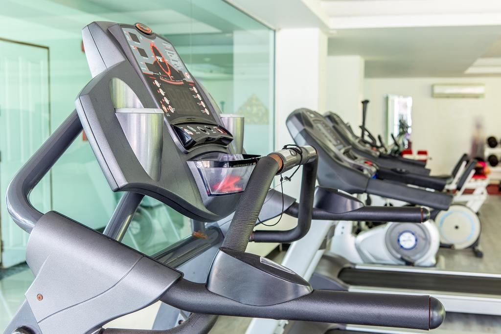The Capital Resort @ Sukhumvit 50 Bangkok Eksteriør billede Treadmills in a gym