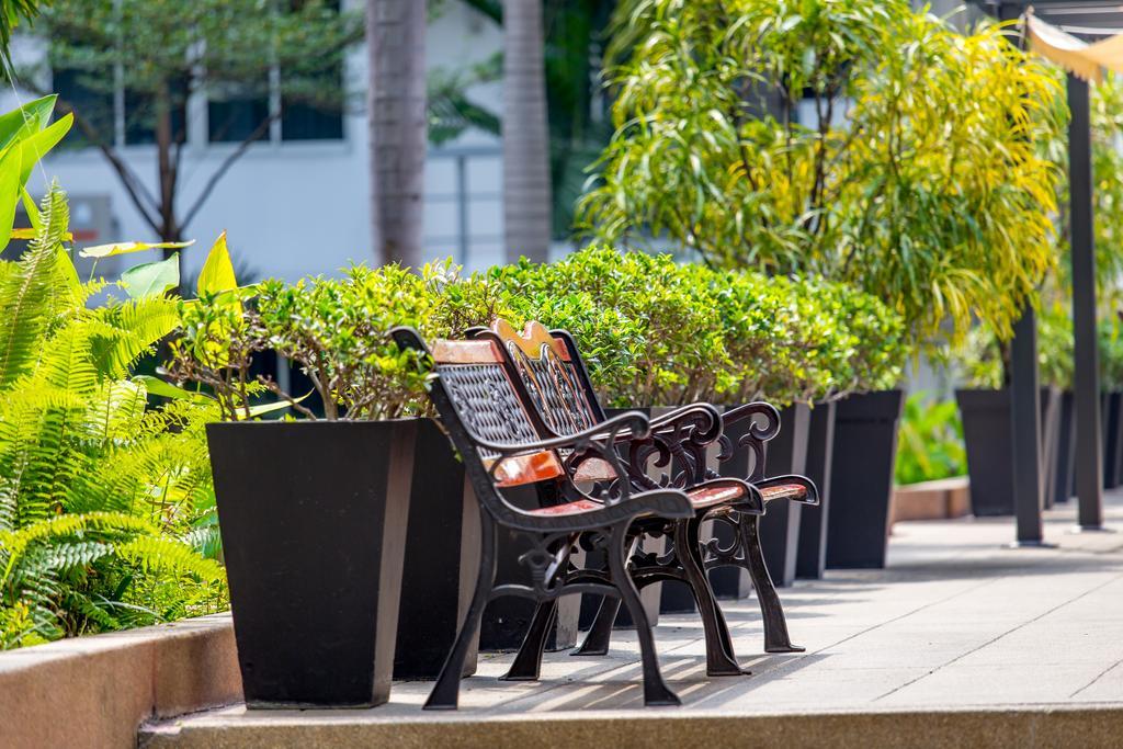 The Capital Resort @ Sukhumvit 50 Bangkok Eksteriør billede Seating at the park