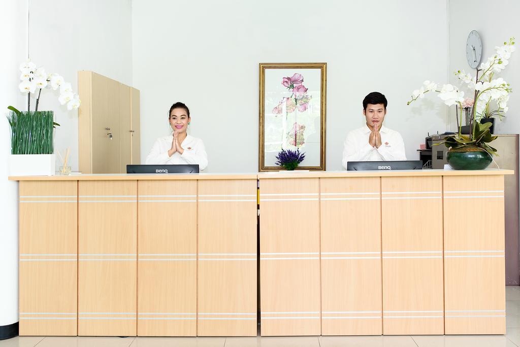 The Capital Resort @ Sukhumvit 50 Bangkok Eksteriør billede Reception desk