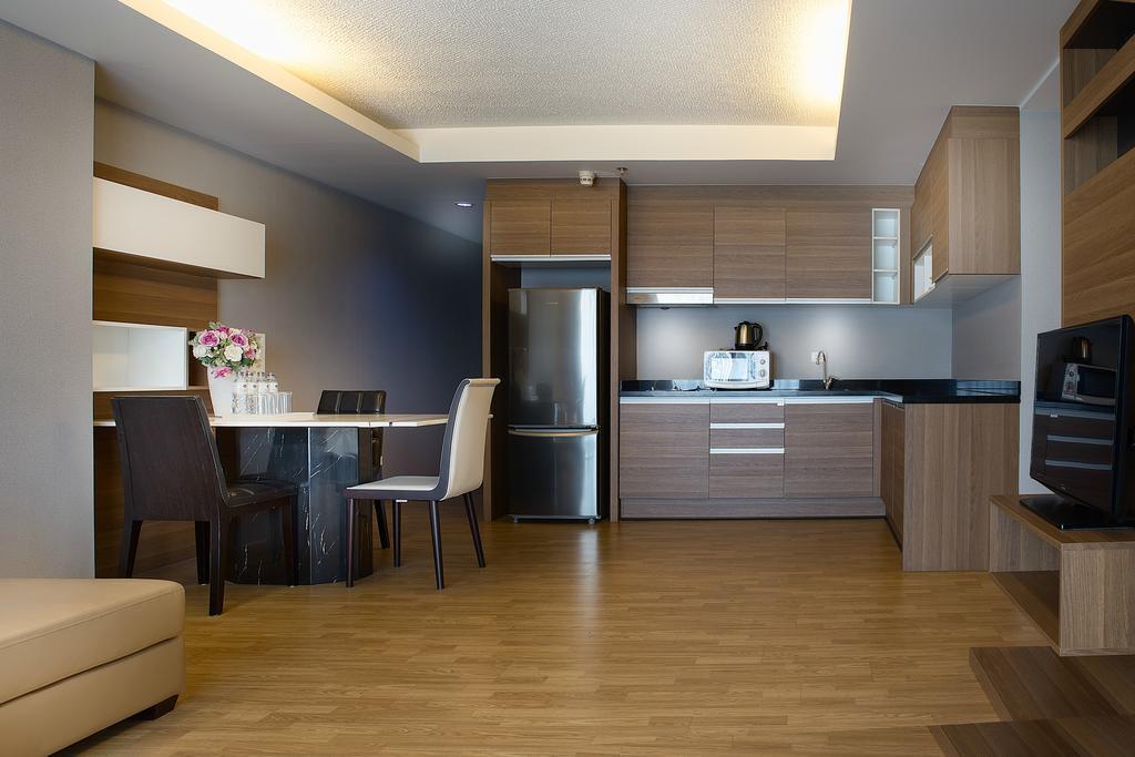 The Capital Resort @ Sukhumvit 50 Bangkok Eksteriør billede A modern kitchen