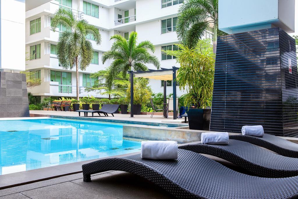The Capital Resort @ Sukhumvit 50 Bangkok Eksteriør billede The swimming pool at the hotel