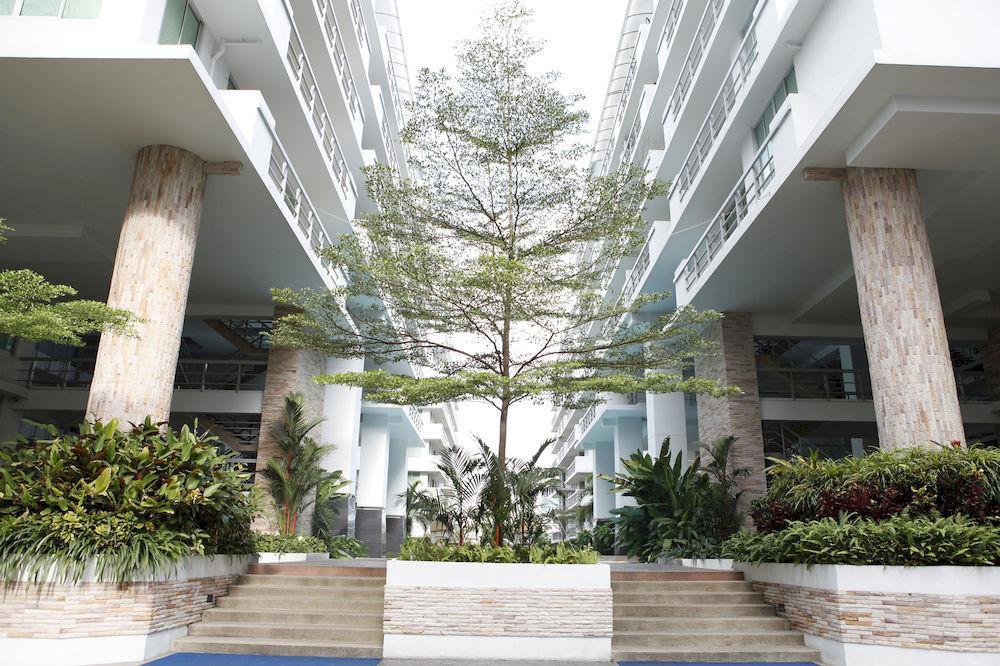 The Capital Resort @ Sukhumvit 50 Bangkok Eksteriør billede The courtyard of the school