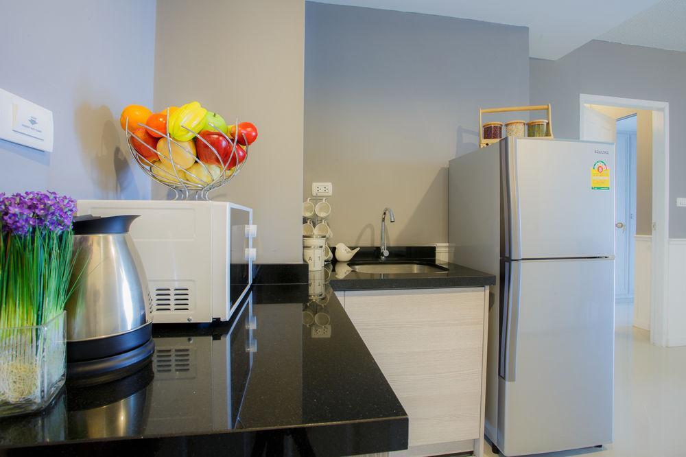 The Capital Resort @ Sukhumvit 50 Bangkok Eksteriør billede A modern kitchen