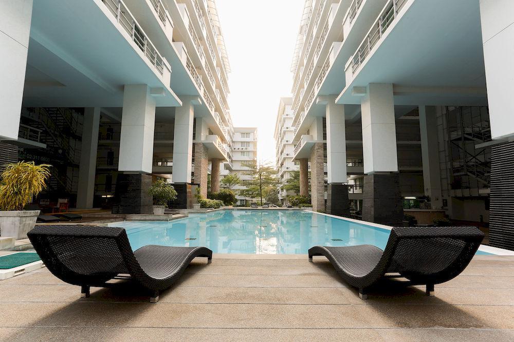 The Capital Resort @ Sukhumvit 50 Bangkok Eksteriør billede The swimming pool at the 10th floor of the building