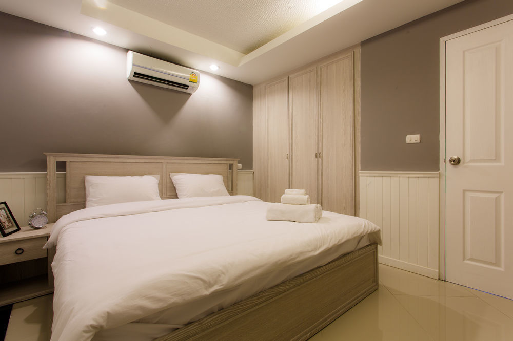 The Capital Resort @ Sukhumvit 50 Bangkok Eksteriør billede A bedroom with a split-type air conditioner