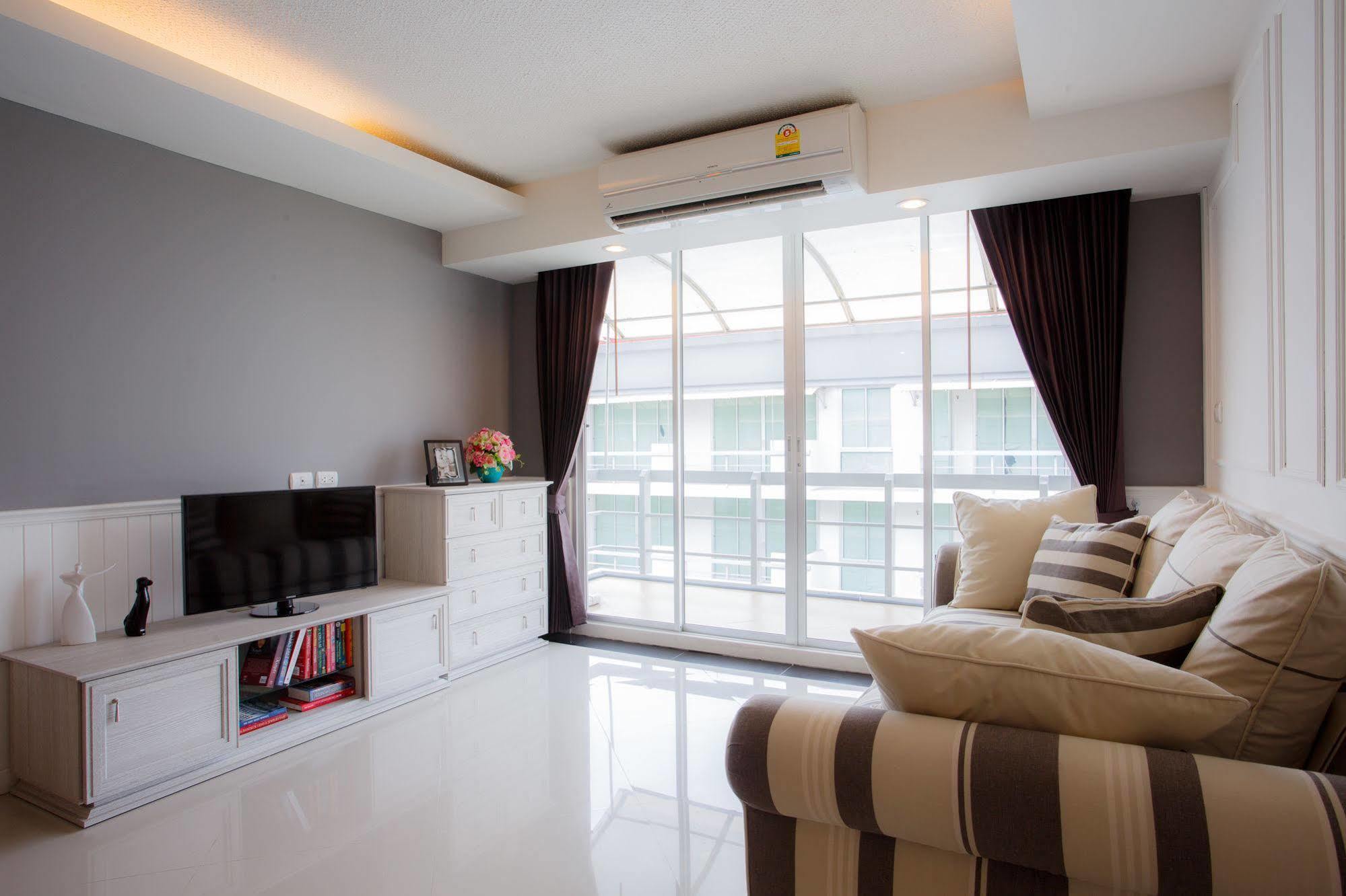 The Capital Resort @ Sukhumvit 50 Bangkok Eksteriør billede A living room in a condominium