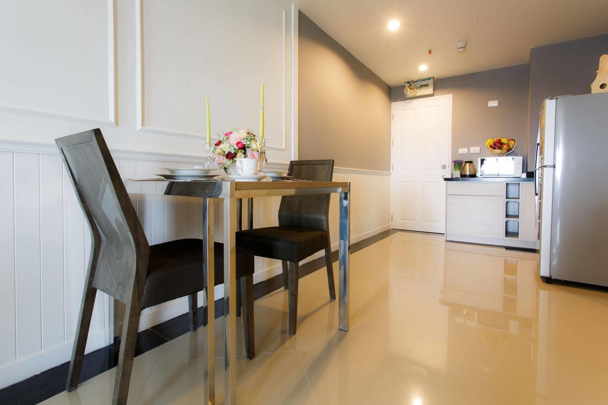 The Capital Resort @ Sukhumvit 50 Bangkok Eksteriør billede A modern kitchen