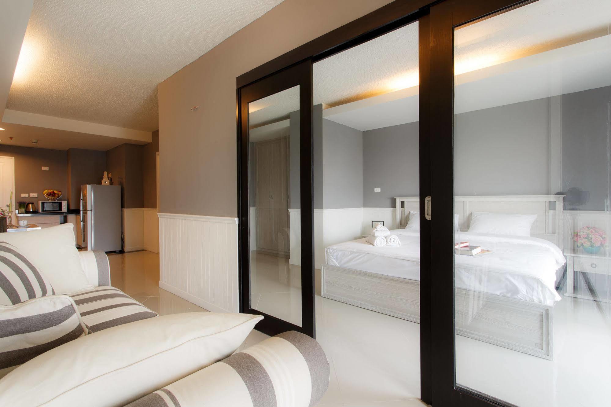 The Capital Resort @ Sukhumvit 50 Bangkok Eksteriør billede Sliding doors