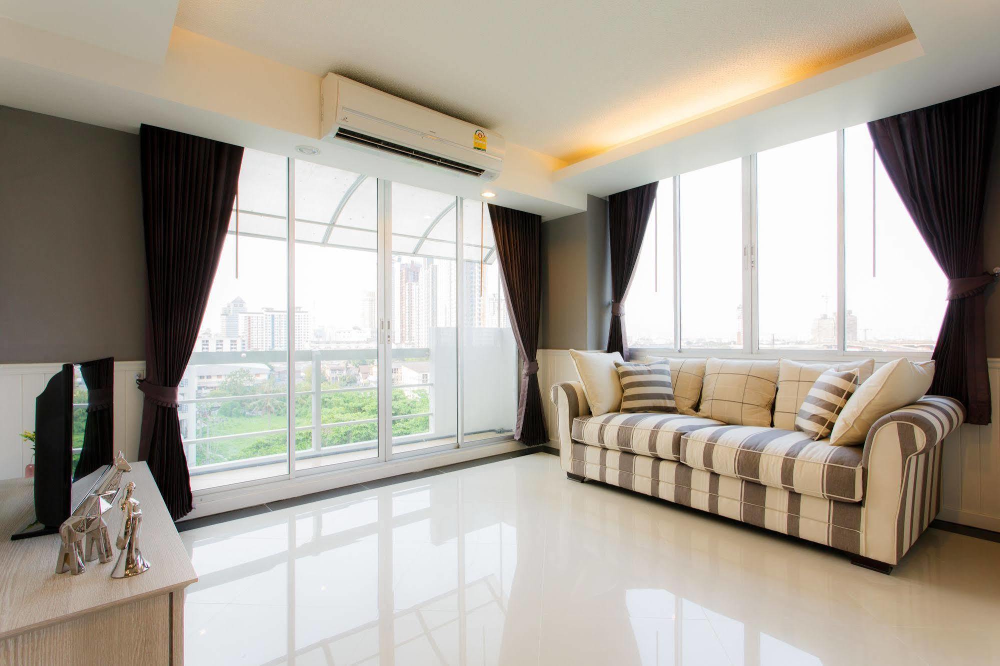 The Capital Resort @ Sukhumvit 50 Bangkok Eksteriør billede A living room with a sofa
