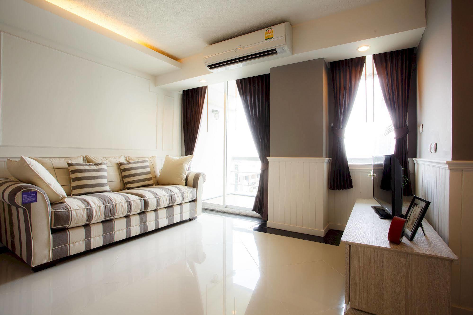 The Capital Resort @ Sukhumvit 50 Bangkok Eksteriør billede A living room in a condominium