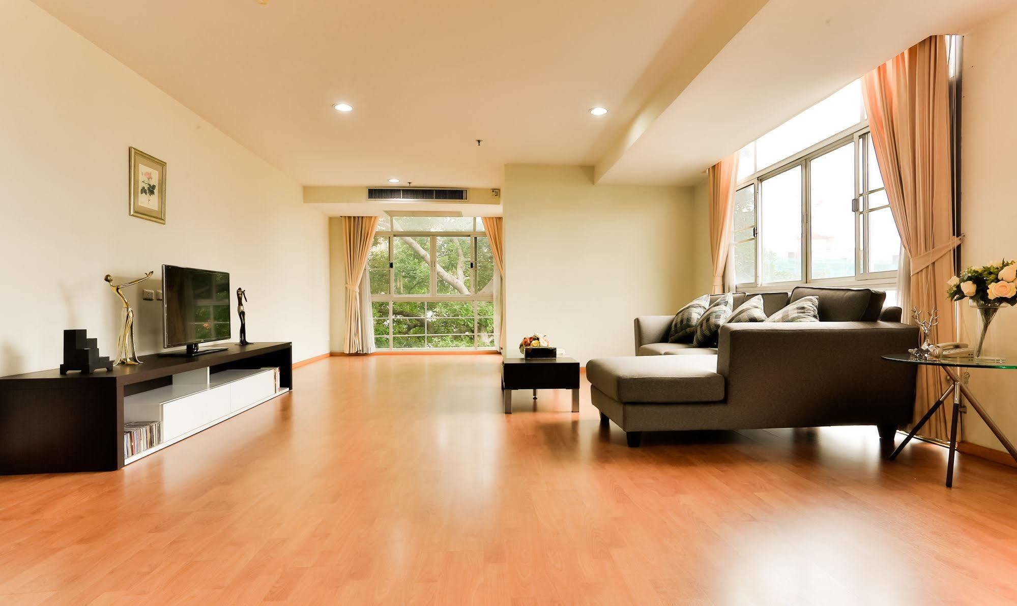 The Capital Resort @ Sukhumvit 50 Bangkok Eksteriør billede A living room with a laminate wood floor