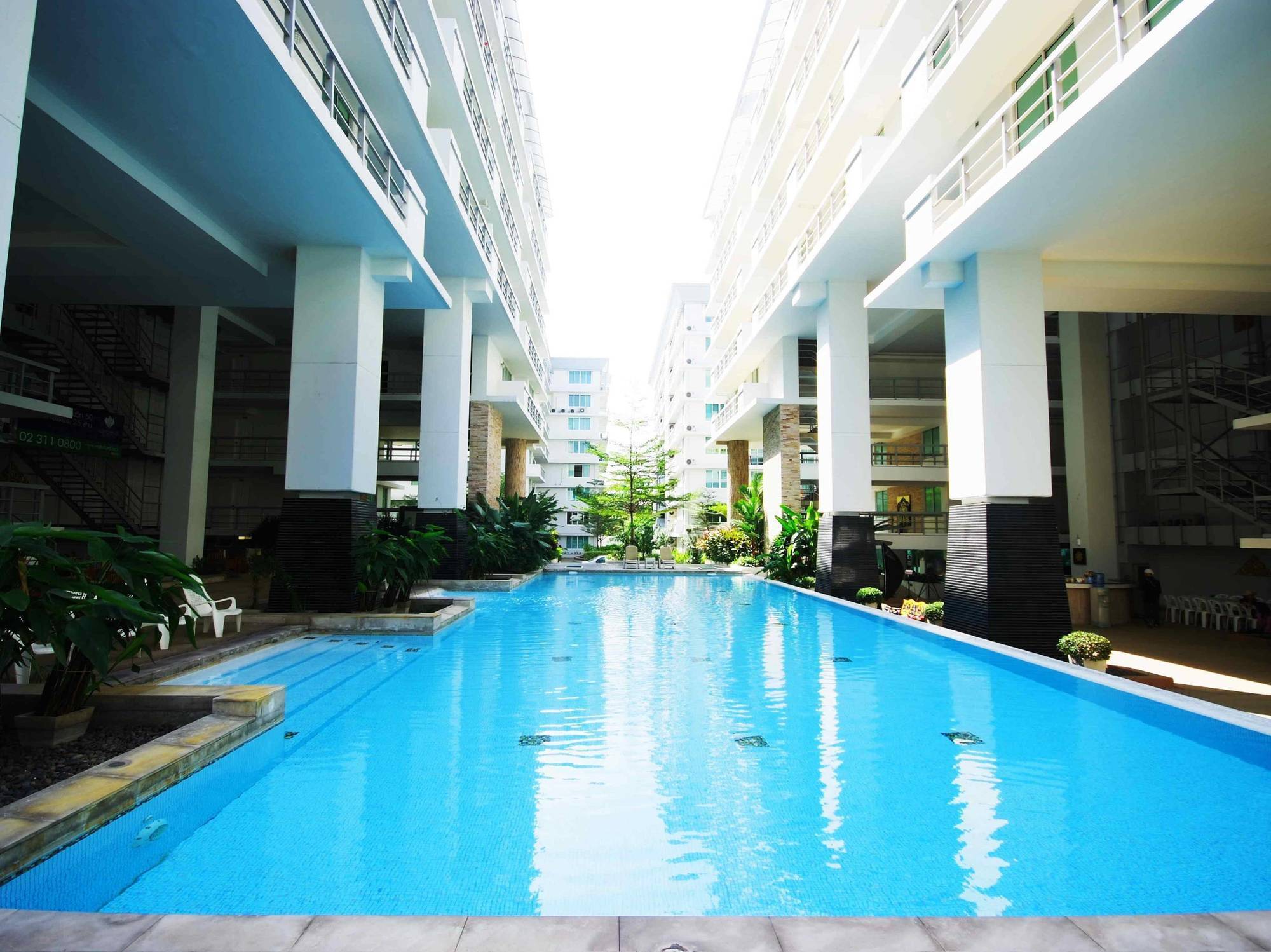 The Capital Resort @ Sukhumvit 50 Bangkok Eksteriør billede The swimming pool at the 10th floor of the building