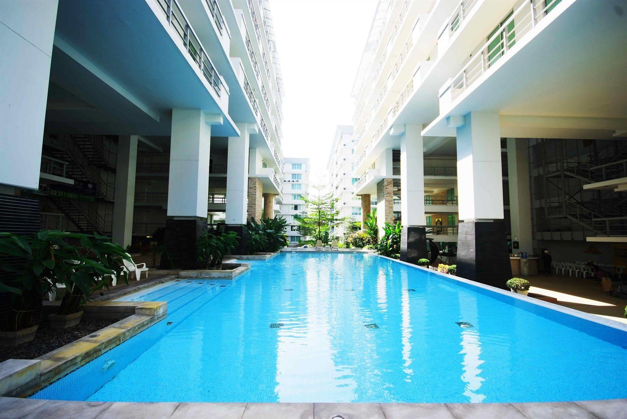 The Capital Resort @ Sukhumvit 50 Bangkok Eksteriør billede The swimming pool at the 10th floor of the building
