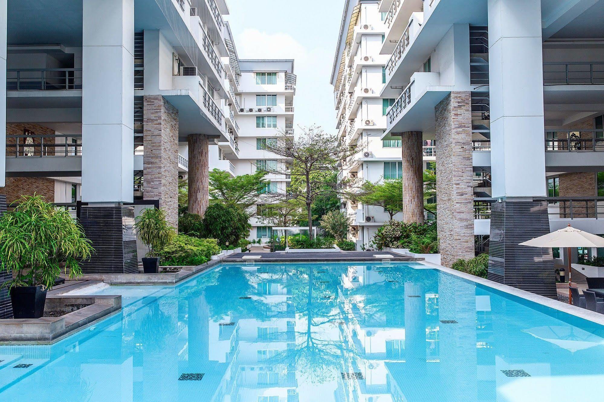 The Capital Resort @ Sukhumvit 50 Bangkok Eksteriør billede The swimming pool at the hotel