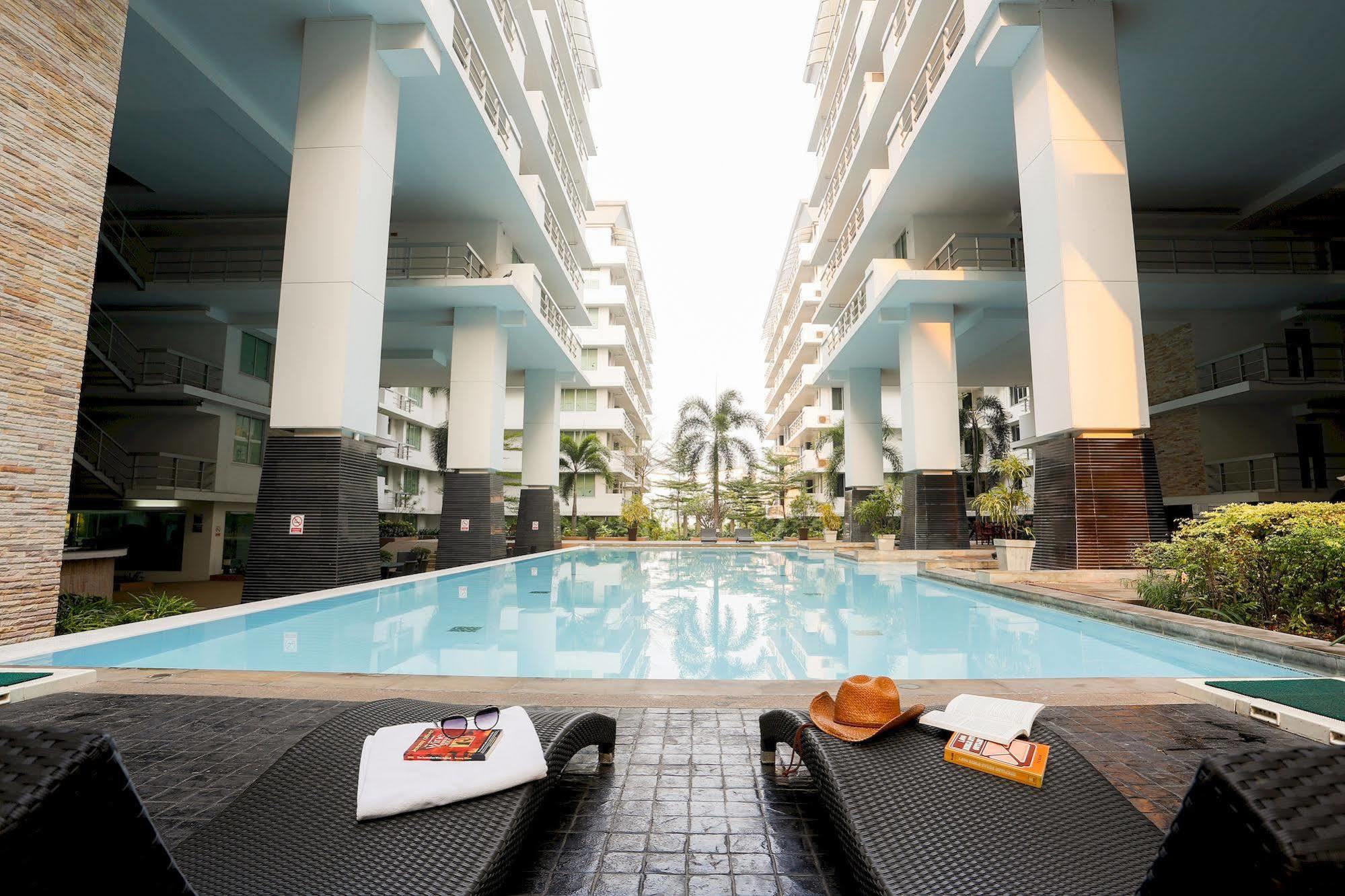 The Capital Resort @ Sukhumvit 50 Bangkok Eksteriør billede The swimming pool at the complex